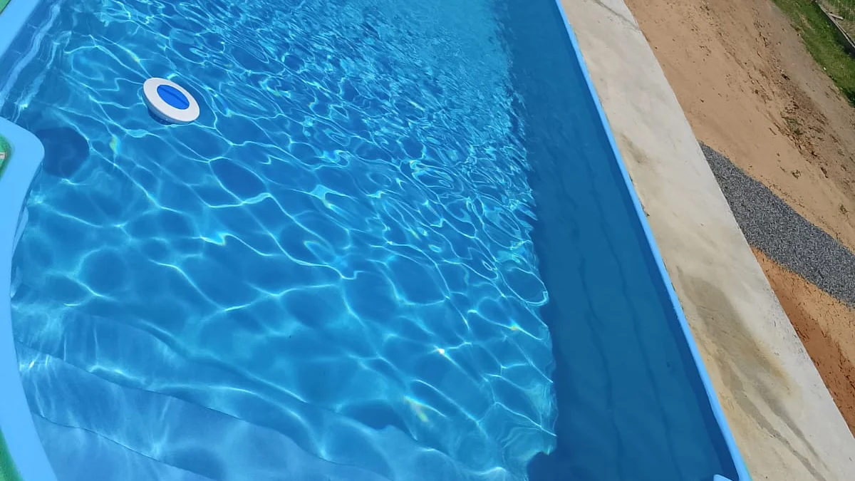 Área de lazer com piscina na clínica de reabilitação em Barbacena, MG