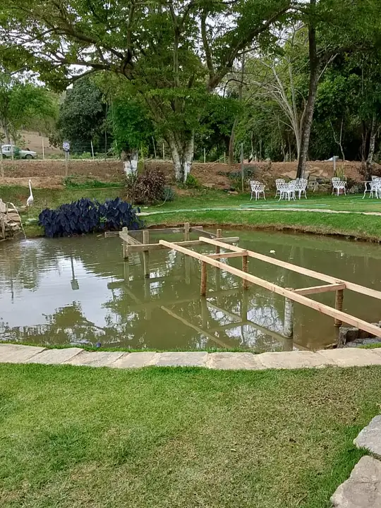 Lago e jardim na área da clínica de reabilitação em Barbacena