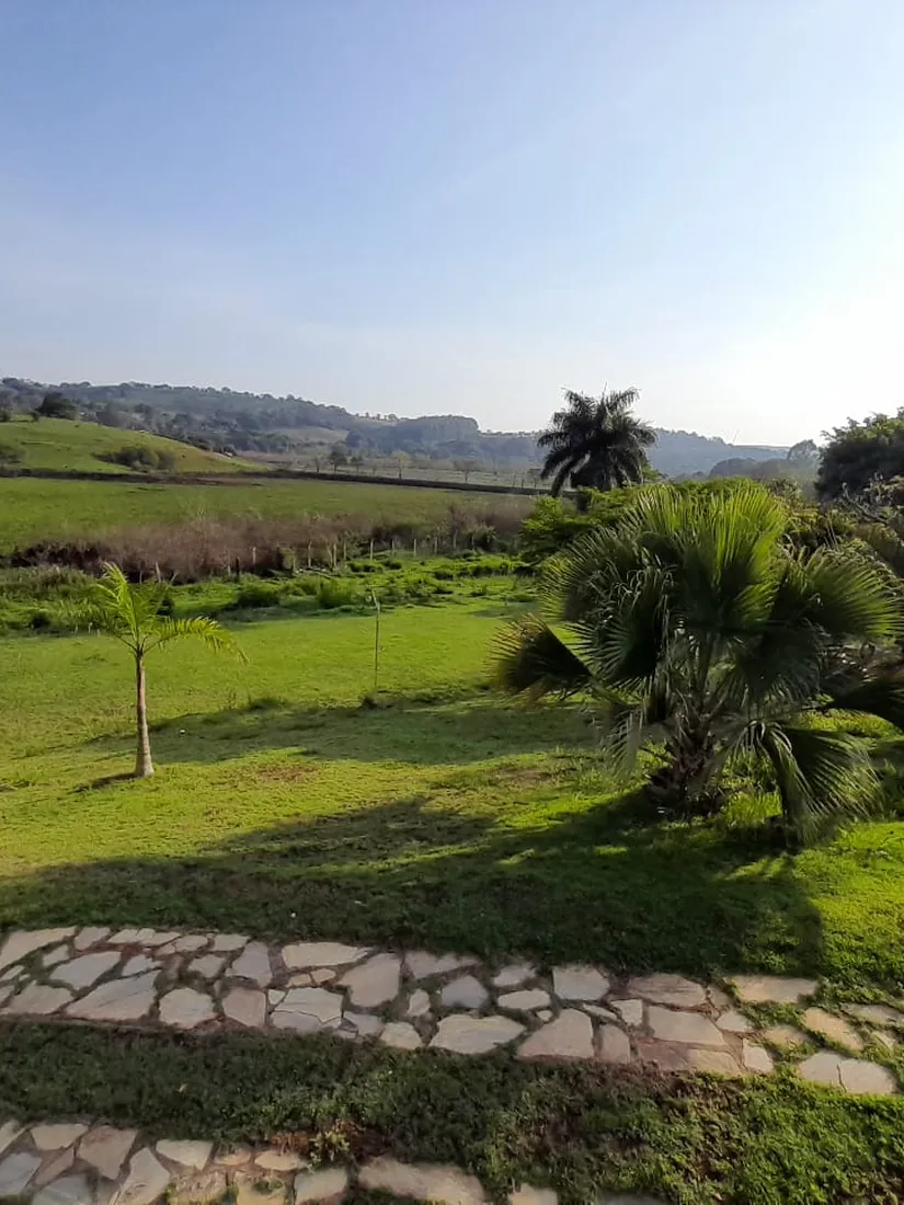Área verde e serra no entorno da clínica de reabilitação em Barbacena